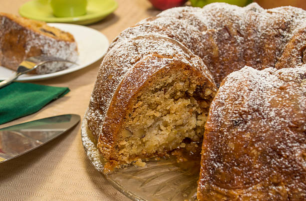 bolo bundt - apple pie baked pastry crust apple - fotografias e filmes do acervo