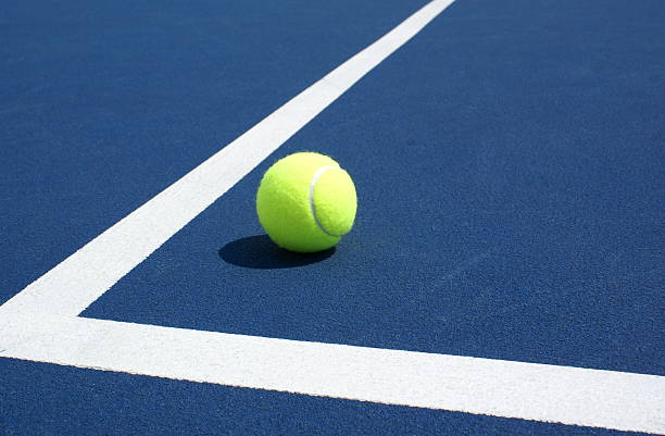 balle de tennis sur le court de tennis - photo corner photos et images de collection