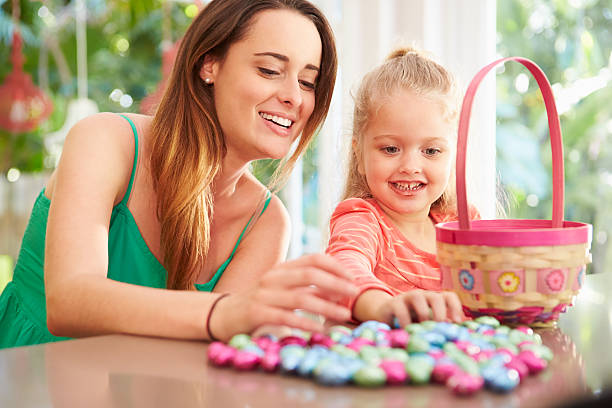 madre e figlia con cesto di uova di pasqua al cioccolato e - easter easter egg child chocolate foto e immagini stock