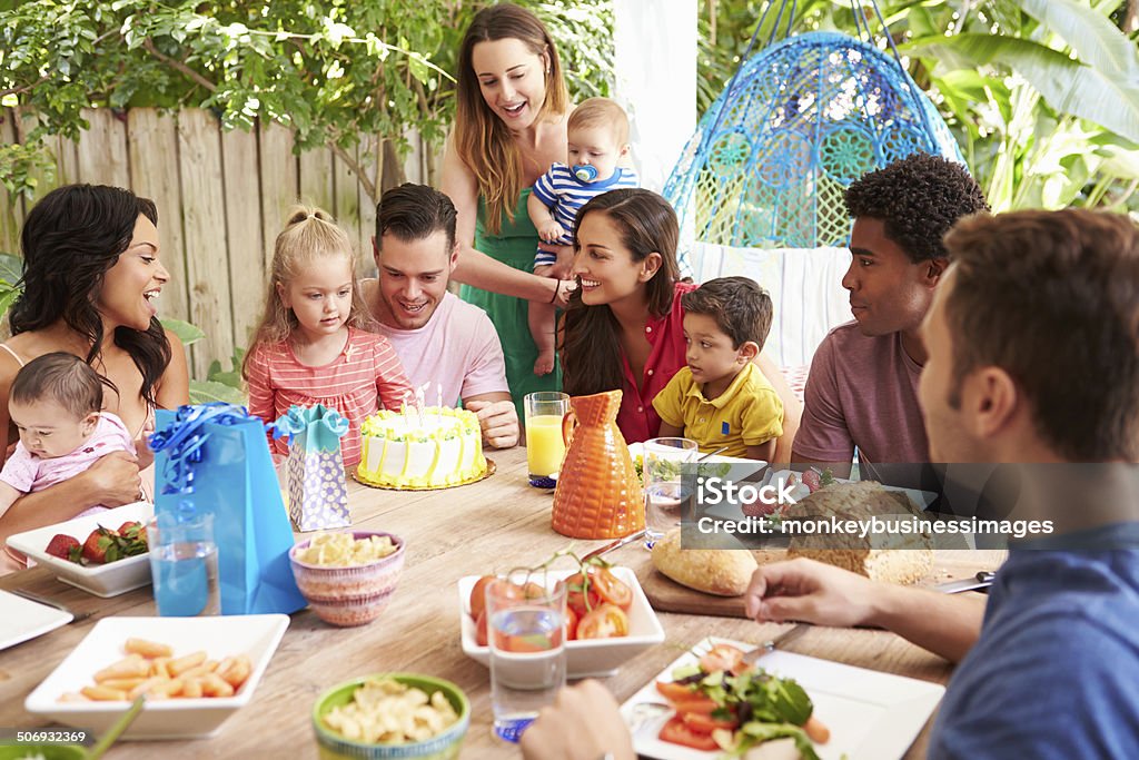 Gruppe von Familien und Kinder feiern Geburtstag wie zu Hause fühlen. - Lizenzfrei Das Leben zu Hause Stock-Foto