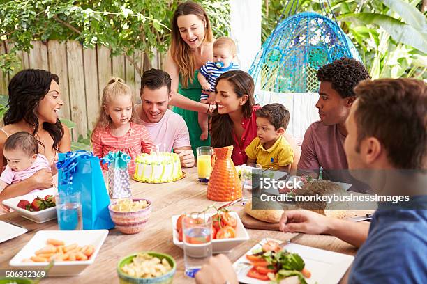 Gruppe Von Familien Und Kinder Feiern Geburtstag Wie Zu Hause Fühlen Stockfoto und mehr Bilder von Das Leben zu Hause