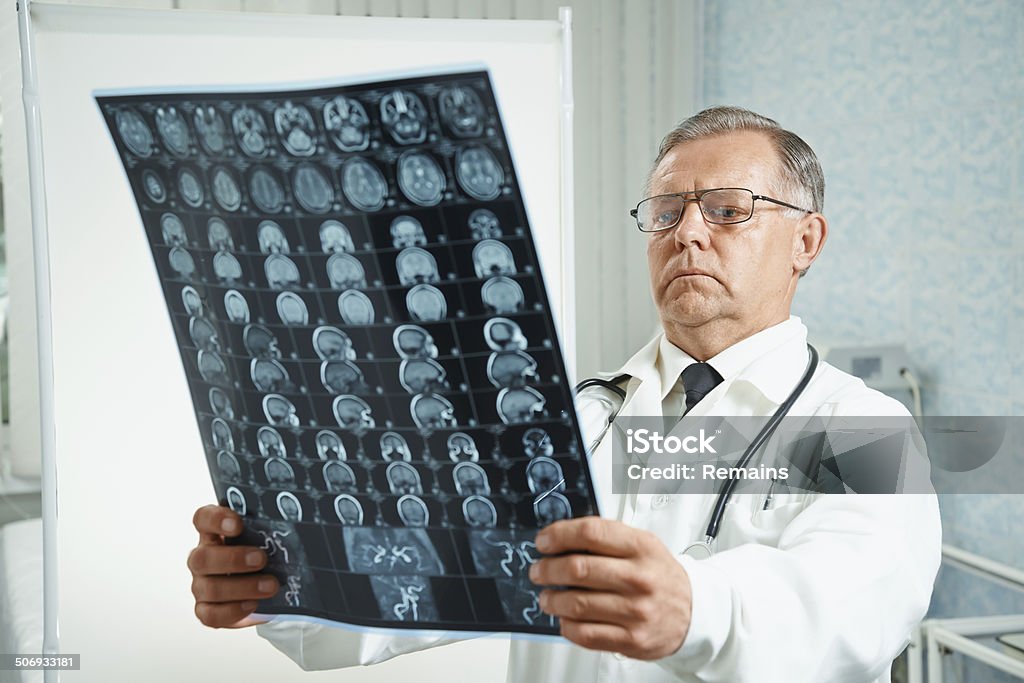 Médecin examine image à résonance magnétique - Photo de Adulte libre de droits