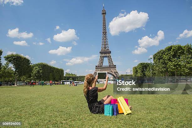 Foto de Jovem Mulher Tirando Foto Da Torre Eiffel Com Tablet Digital e mais fotos de stock de Adulto