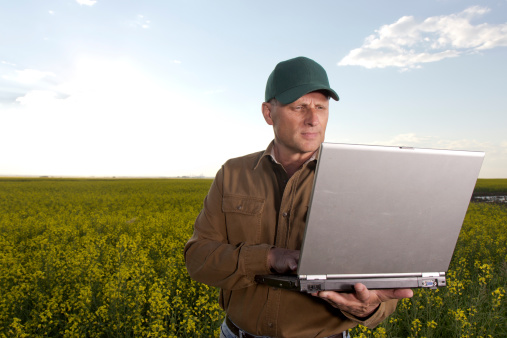 Farmer y ordenador photo