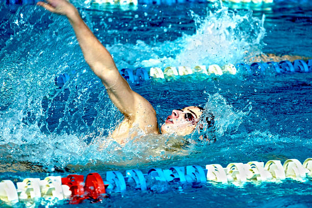 nageuse de natation waterpool de la piscine. - dos crawlé photos et images de collection