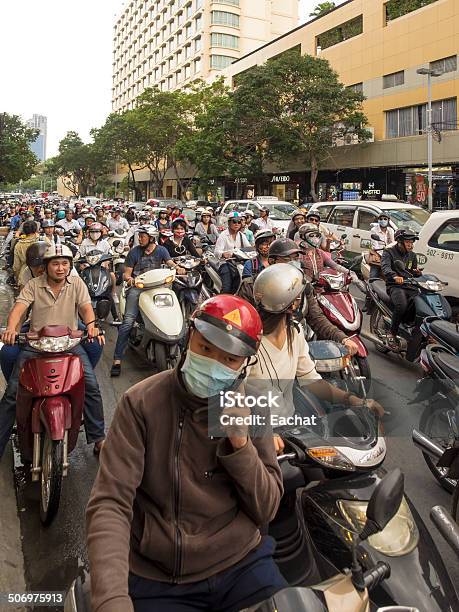 Vietnamita Motociclisti In Attesa Del Traffico - Fotografie stock e altre immagini di Uomini - Uomini, Adulto, Affollato