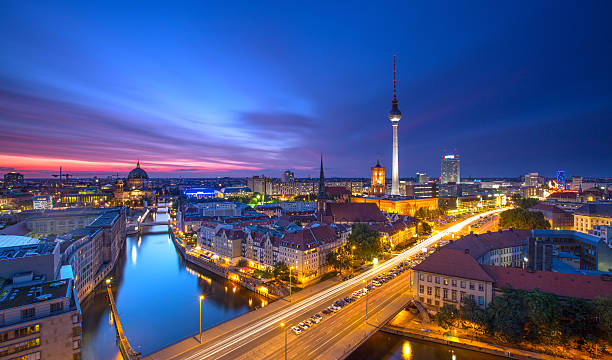 berlin skyline stadt panorama mit blauer himmel, sonnenuntergang und verkehr - berlin stock-fotos und bilder