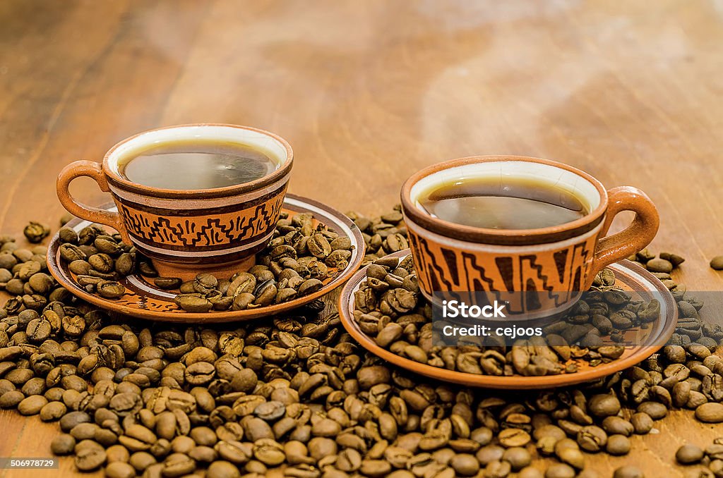 De vapor, café con granos en una mesa de madera - Foto de stock de Alimento libre de derechos