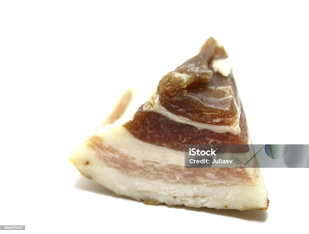 Fetta di pancetta isolato su sfondo bianco - Foto stock royalty-free di Alimentazione non salutare