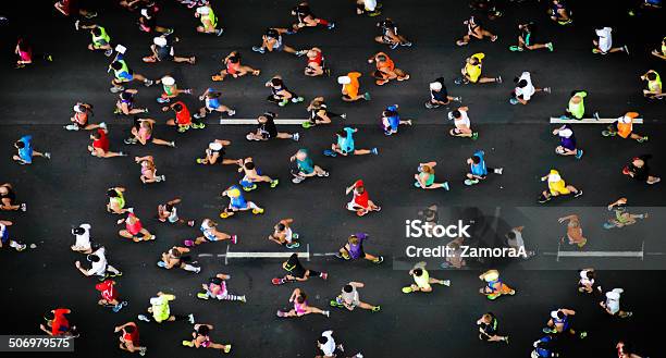 De Correr Foto de stock y más banco de imágenes de Maratón - Maratón, Correr, Carrera