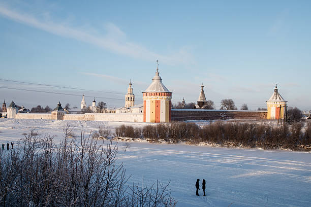 спасо прилуцкий монастырь в вологда - winter river стоковые фото и изображения