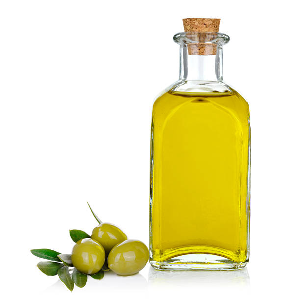 une bouteille d'huile d'olive et olives sur blanc - olive oil bottle olive cooking oil photos et images de collection