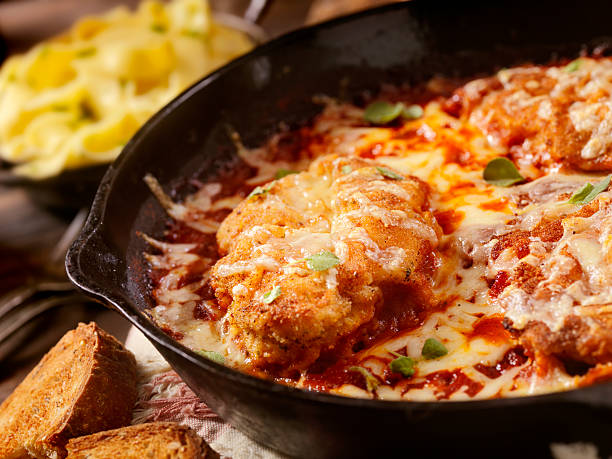 parmigiano forno pollo nel sugo di pomodoro e mozzarella - parmesan cheese pasta italian culture food foto e immagini stock