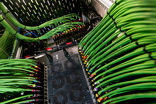 緑色ワイヤのネットワークサーバーに接続する - cable network server network connection plug green ストックフォトと画像