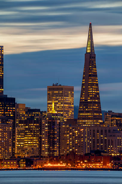 bei nacht der innenstadt von san francisco, kalifornien - bay bridge san francisco county san francisco bay area landscaped stock-fotos und bilder