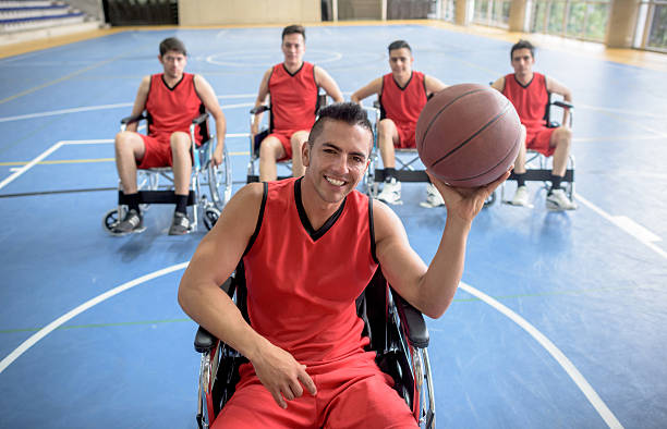 behinderte männer, die basketball spielen - men chair wheelchair sport stock-fotos und bilder