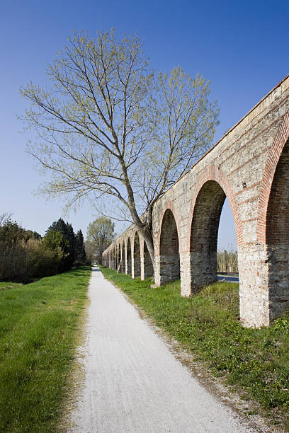 rzymski akwedukt-włochy - roman column arch pedestrian walkway zdjęcia i obrazy z banku zdjęć