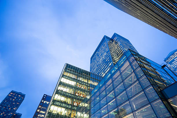 istock Business office building in London, England 507003338
