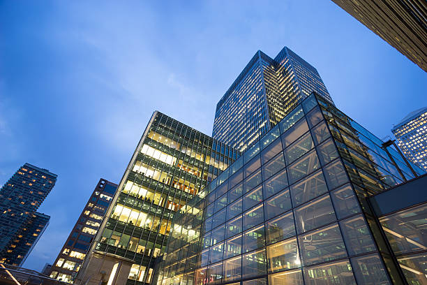 istock Business office building in London, England 507003362