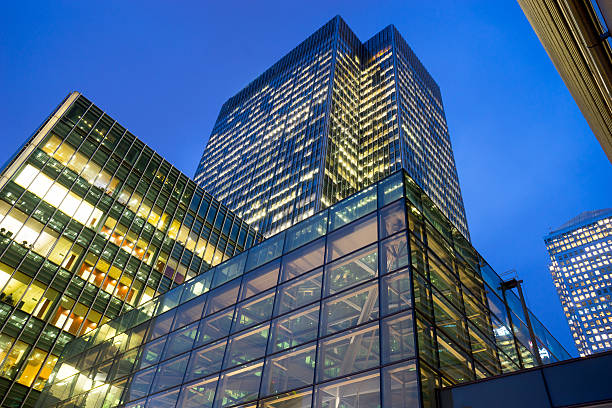 istock Business office building in London, England 507003394
