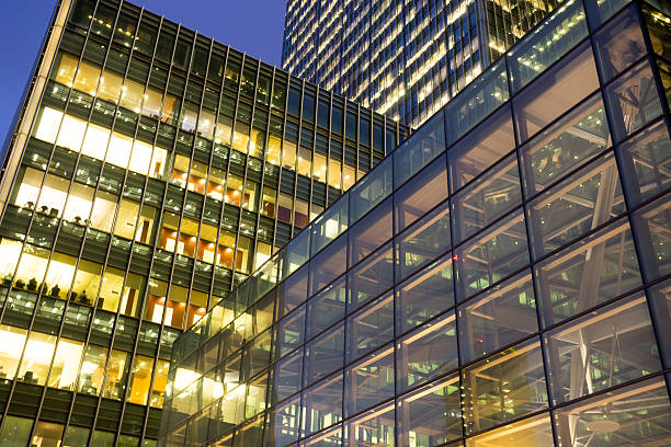 istock Business office building in London, England 507003420