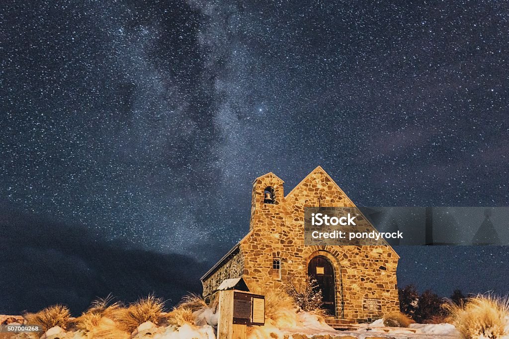 Via Láctea à Igreja do Bom Pastor. - Foto de stock de Lago Tekapo royalty-free