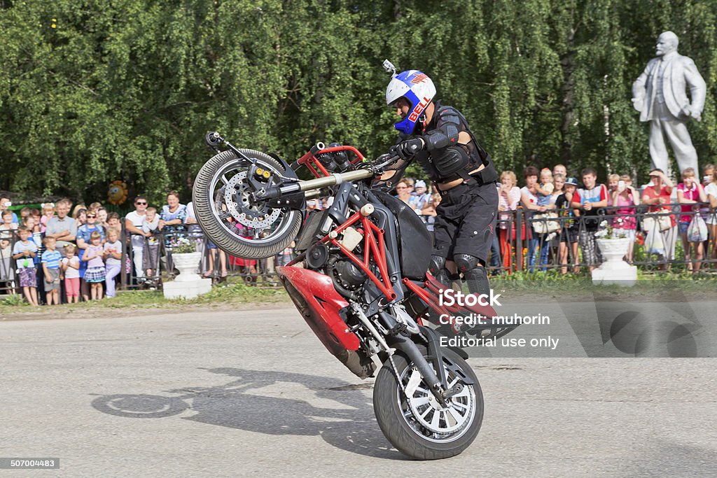 Alexei Kalinin Moto show em Verkhovazhye, Vologda região, Rússia - Foto de stock de Adulto royalty-free