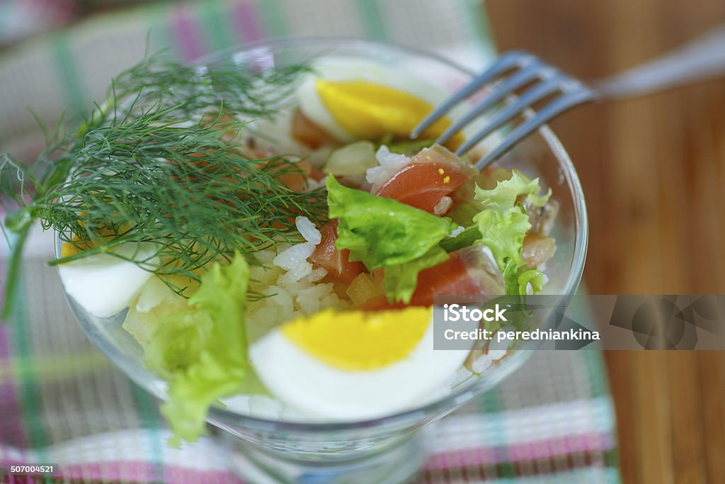 Insalata con salmone con verdure e riso - Foto stock royalty-free di Alimentazione sana