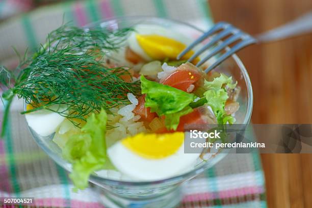 Insalata Con Salmone Con Verdure E Riso - Fotografie stock e altre immagini di Alimentazione sana - Alimentazione sana, Alimento affumicato, Aneto