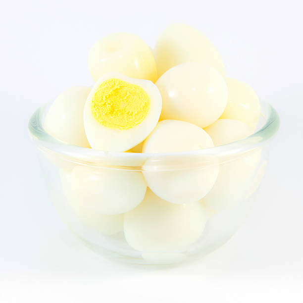 bollito uova di quaglia su sfondo bianco - hard cooked egg foto e immagini stock