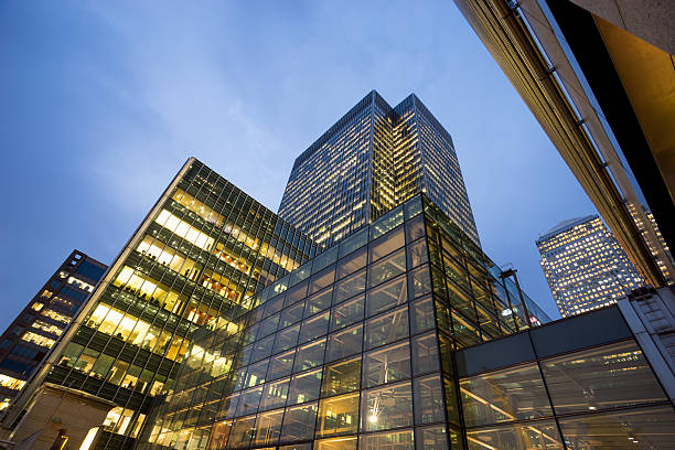 istock Business office building in London, England 507005028