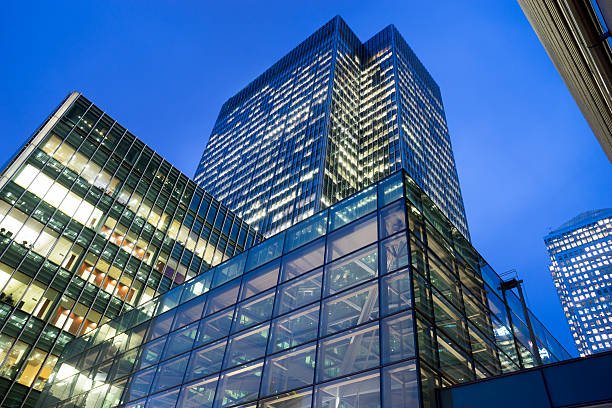 istock Business office building in London, England 507005100