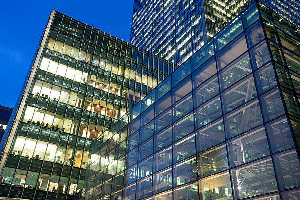istock Business office building in London, England 507005216