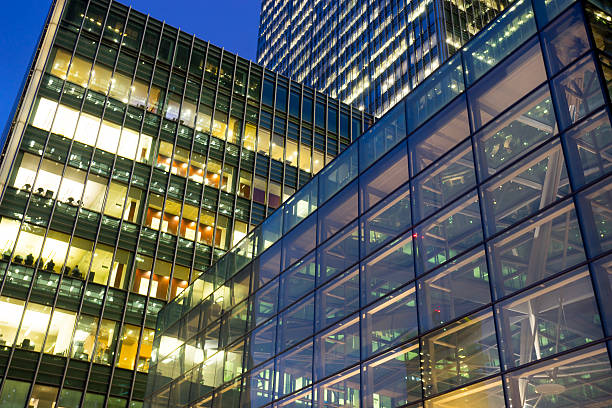 istock Business office building in London, England 507005250