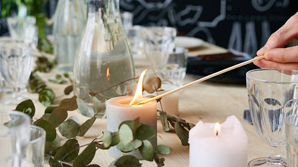 bougie d'éclairage - allumette bougie photos et images de collection