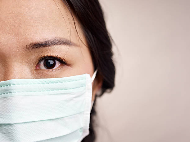 mulher com máscara - flu virus cold and flu swine flu epidemic - fotografias e filmes do acervo