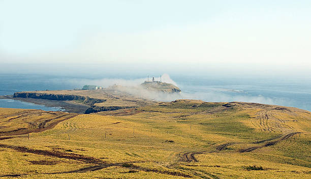 città del capo krilyon nella nebbia. isola di sakhalin - isola di sakhalin foto e immagini stock