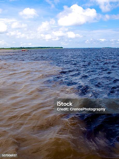 Rivers Meeting In Manaus Stockfoto und mehr Bilder von Amazonas-Region - Amazonas-Region, Bach, Bildkomposition und Technik