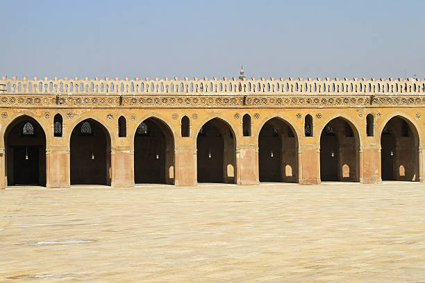 ibn tulun courtyard - courtyard arch arabic style cairo - fotografias e filmes do acervo