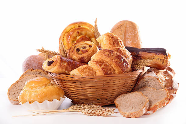 croissand et un assortiment de pains - mixed bread photos et images de collection