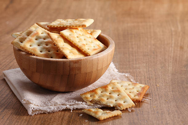 biscoitos deliciosos em uma xícara - cracker cookie snack dessert - fotografias e filmes do acervo