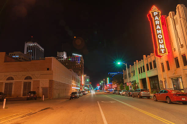 urbain néon et d'éclairage, paramount, du centre-ville d'amarillo - route 66 retro revival american culture sign photos et images de collection