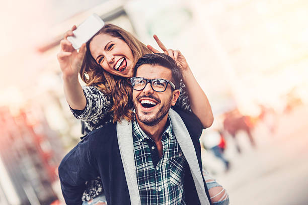 couple heureux en selfie extérieur - photographing smart phone friendship photo messaging photos et images de collection