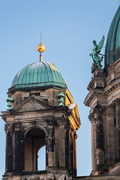 berliner dom соборная церковь в берлине, германия. - berlin cathedral berlin germany museum island sunlight стоковые фото и изображения