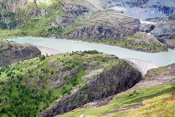 вид на ледник pasterze в австрийских альпах в гросглокнер. австрия - flowing river water dam стоковые фото и изображения