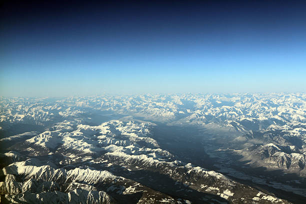 暗い空 - mountain range earth sky airplane ストックフォトと画像