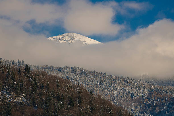 wolkenloch schlenken im - schneelandschaft foto e immagini stock