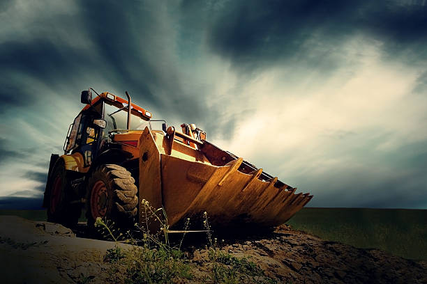 żółty ciągnik na tle nieba - earth mover working field dirt zdjęcia i obrazy z banku zdjęć