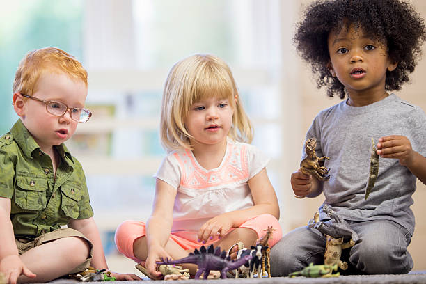 zabawki dzieci grając na zwierzętach - glasses child red hair little girls zdjęcia i obrazy z banku zdjęć