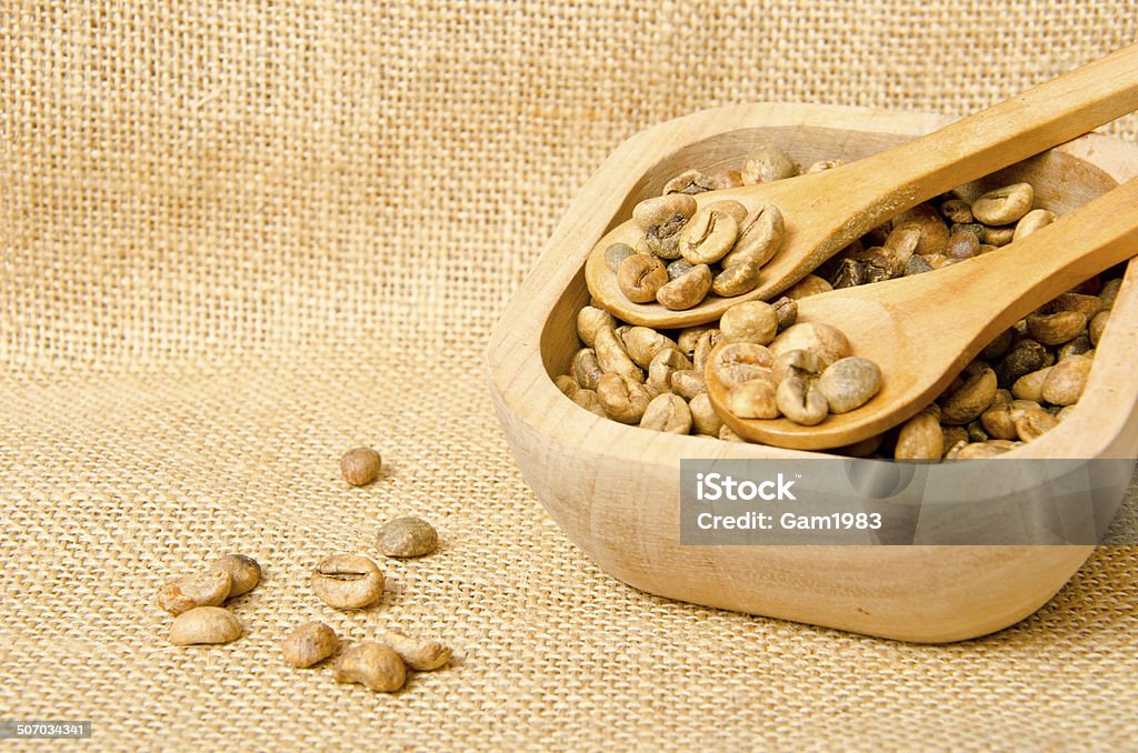 Granos de café en madera spoons y cup - Foto de stock de Arpillera libre de derechos